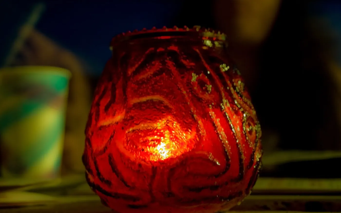 Pár si užívá romantickou večeři při svíčkách