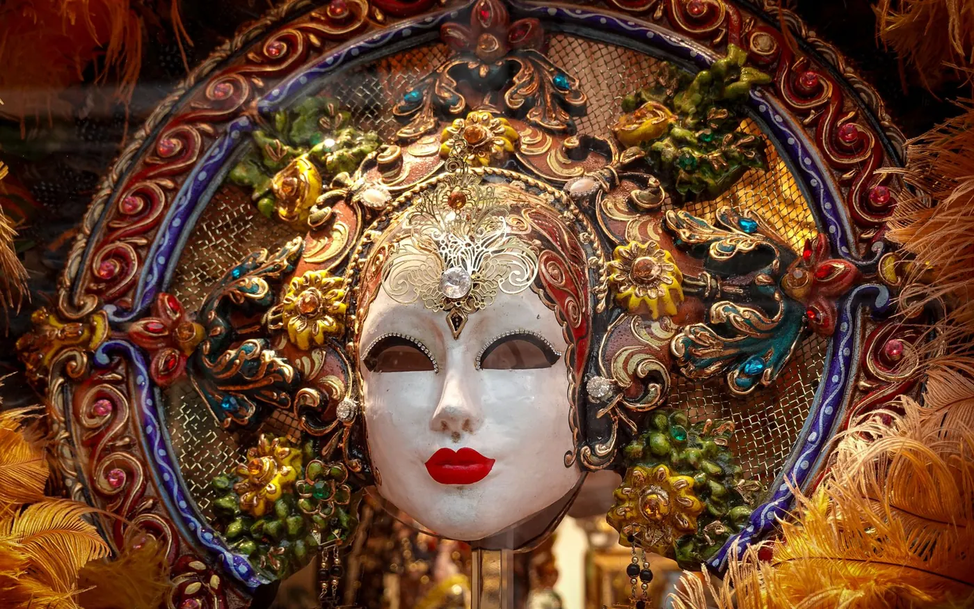Detailní záběr na bohatě zdobenou benátskou masku